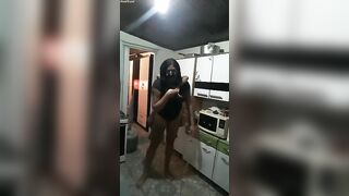 Tall Brazilian bbw lift tiny man